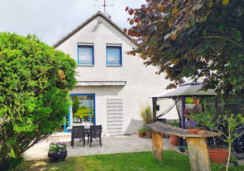 Rückansicht mit Terrasse