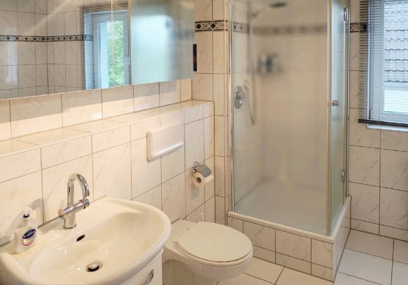 Badezimmer mit Dusche