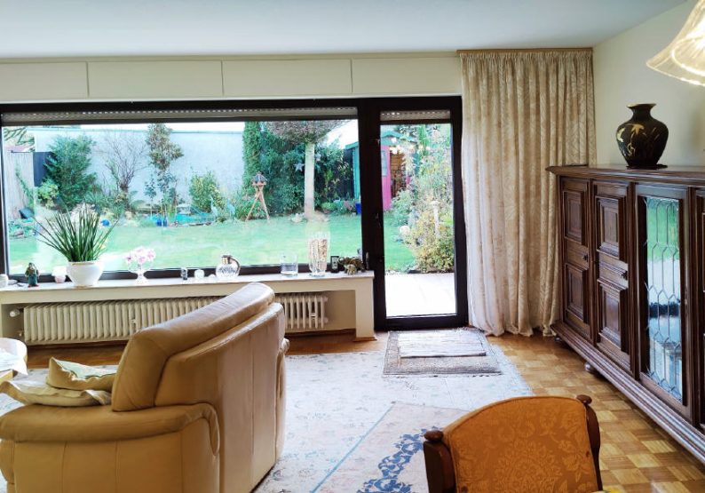Wohnzimmer mit Blick im Garten