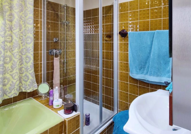 Badezimmer mit Dusche