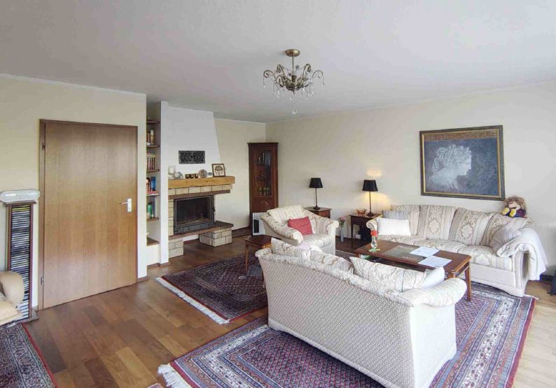 Wohnzimmer mit Kamin